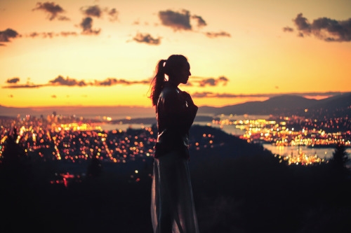 романтическое фото ночного города вдалеке силуэт девушки