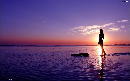 фиолетовый закат силуэт девушки на море