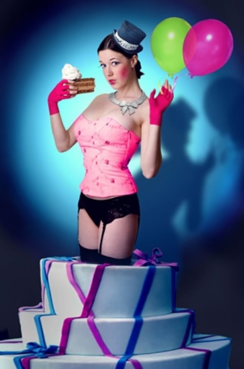 девушка из торта ест кусочек торта и держит два воздушных шарика