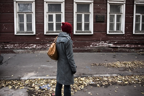 фото девушки осенью спиной в пальто и красной шапке с помпоном