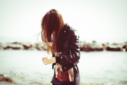 девушка на морском берегу в куртке