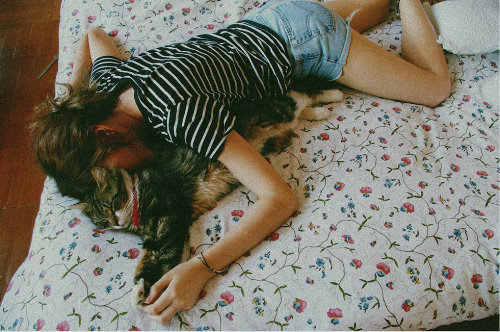девушка с кошкой растянулись на кровати
