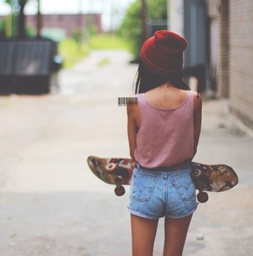 девушка со скейтом со спины