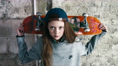 кареглазая девочка с скейтом в заброшке