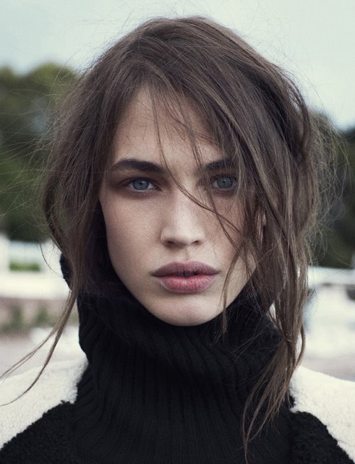 девушка с серыми глазами пухлыми губами в черном свитере