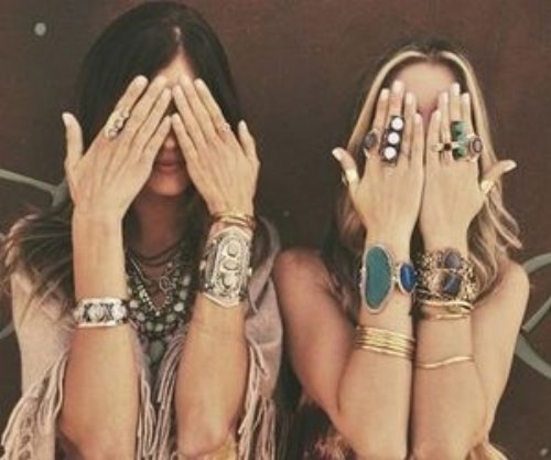 две девушки закрыли лицо руками с браслетами