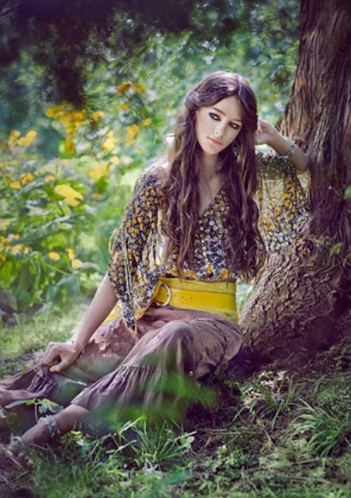 девушка с длинными темными волосами сидит под деревом