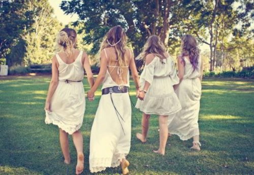 четыре девушки в белых платьях со спины