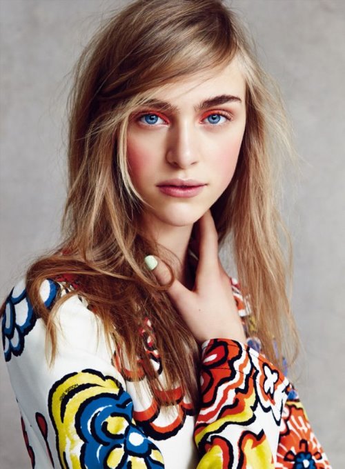 девушка с голубыми глазами и оранжевым макияжем
