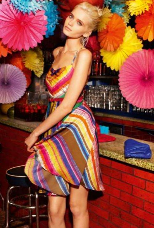 девушка в баре в полосатом летнем платье