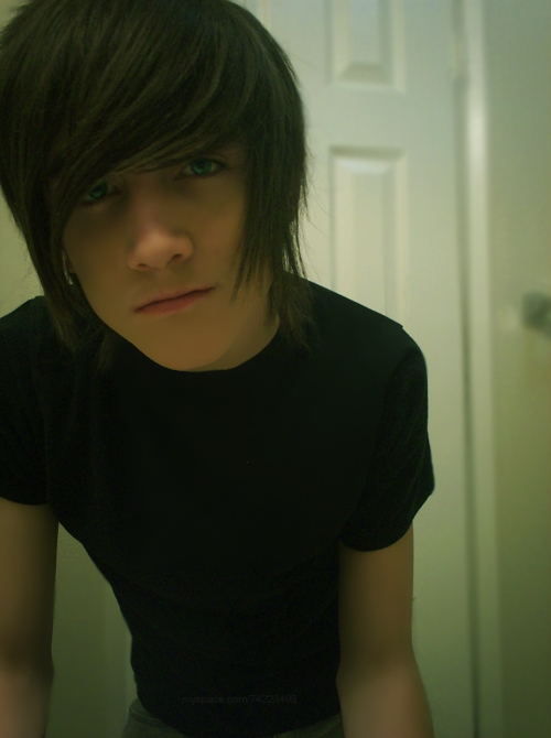 красивый мальчик в черной футболке
