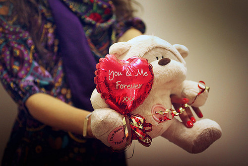 девушка дарит мишку с сердечком you & me forever