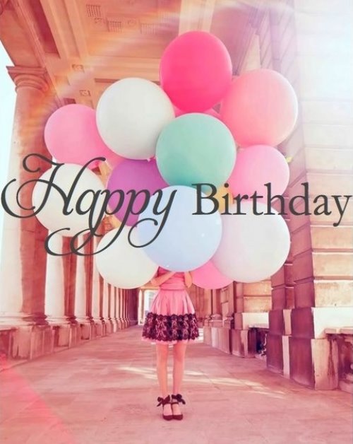 именинница в розовом платье с воздушными шарами под аркой happy birthday