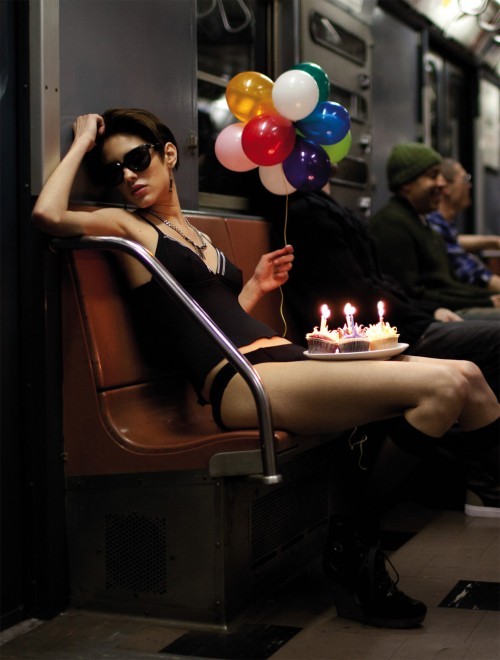девушка в нижнем белье в метро с тортом на коленях и воздушными шариками празднует свой день рождения именинница
