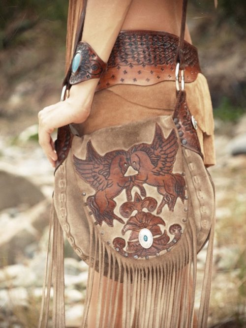 красивая кожаная сумка с бахромой