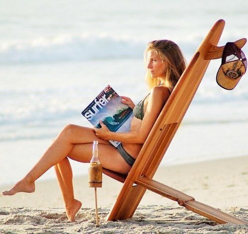 девушка на берегу моря читает о серфинге