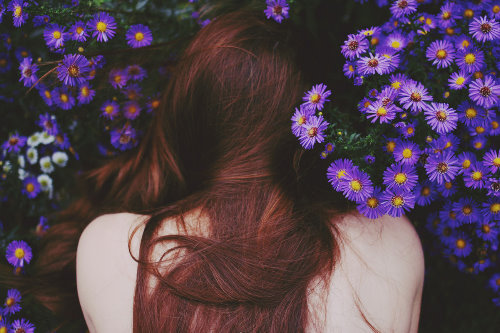 фото девушки со спины в цветах