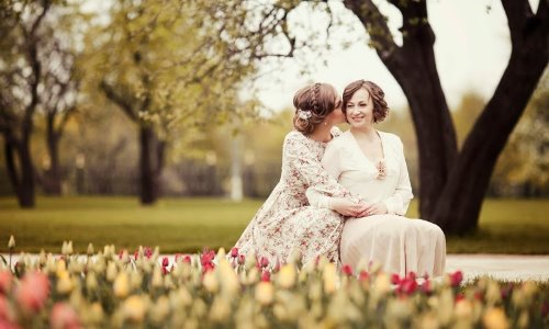 дочка целует маму в парке возле тюльпанов идеи для семейной фотосессии
