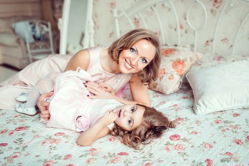 домашняя уютная фотосессия мамы и дочери в кровати