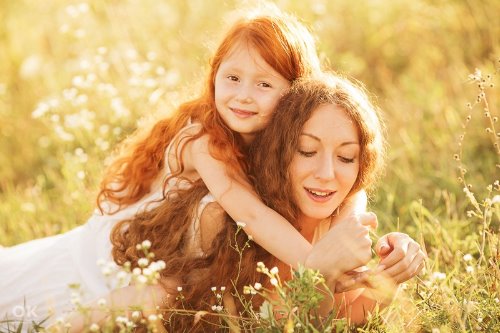 кудрявые длинноволосые дочка и мама