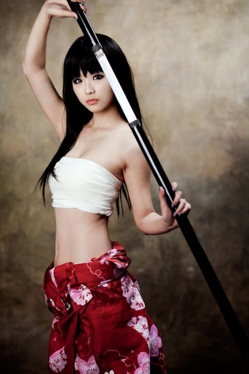 красивая азиатка с мечом