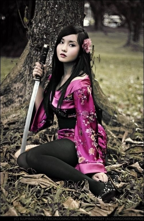 девушка в кимоно с мечом и цветком в волосах