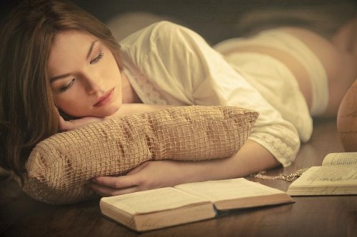 девушка читает перед сном обняв подушку