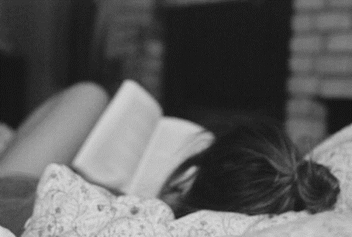 девушка засыпая читает