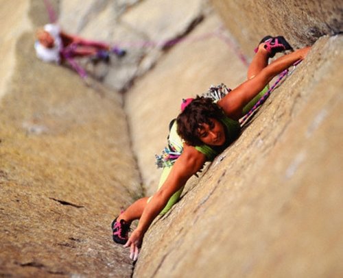 девушка в позе паука на скале