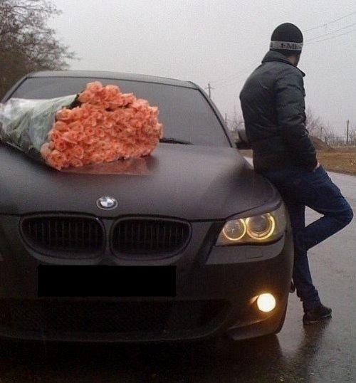 огромный букет роз на капоте BMW и парень со спины