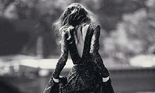 черно белое фото девушки со спины в черном платье