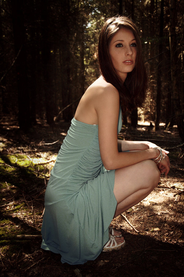 девушка в голубом платье присела в лесу