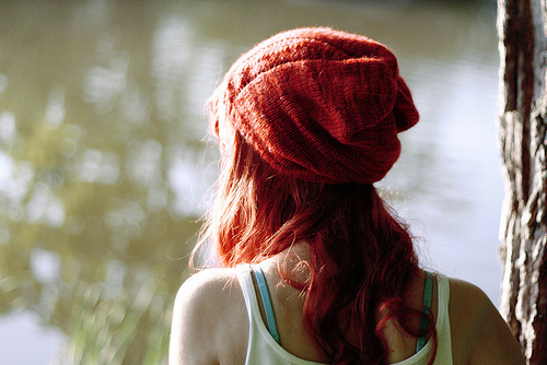 Рыжая девушка в красной шапке