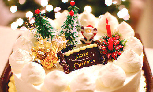 красивый новогодний торт украшенный елками и Санта Клаусом