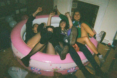 четыре девушки упали в надувной бассейн на вечеринке дома