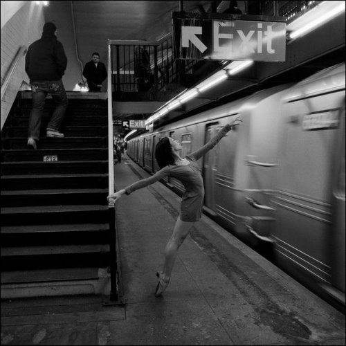 девушка в тунике и пуантах в метро машет уходящему поезду табличка exit