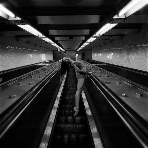 балерина танцует на эскалаторе в подземке метро