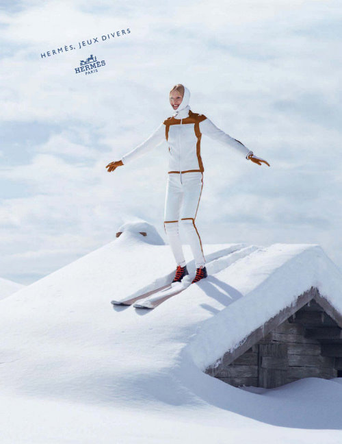 девушка смеется и катается на лыжах с крыши дома