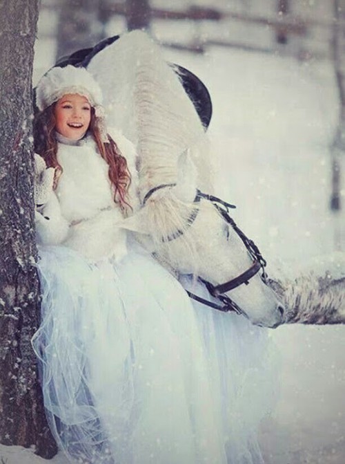 девочка в белом платье с лошадью в лесу