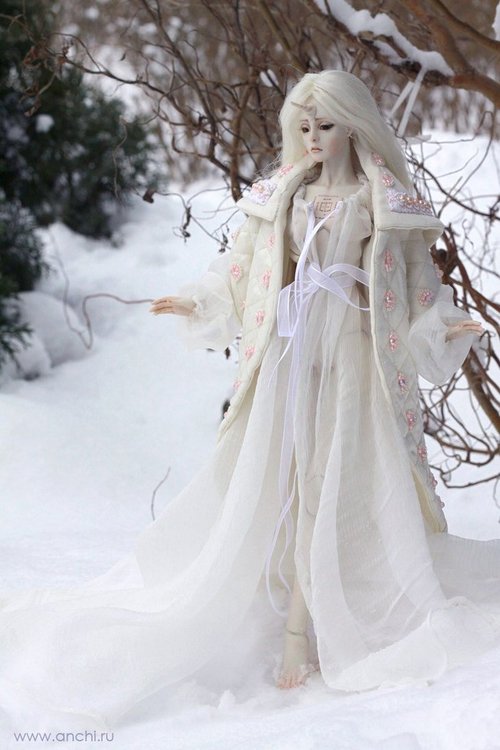кукольная фотосессия на снегу единорог и белое длинное платье