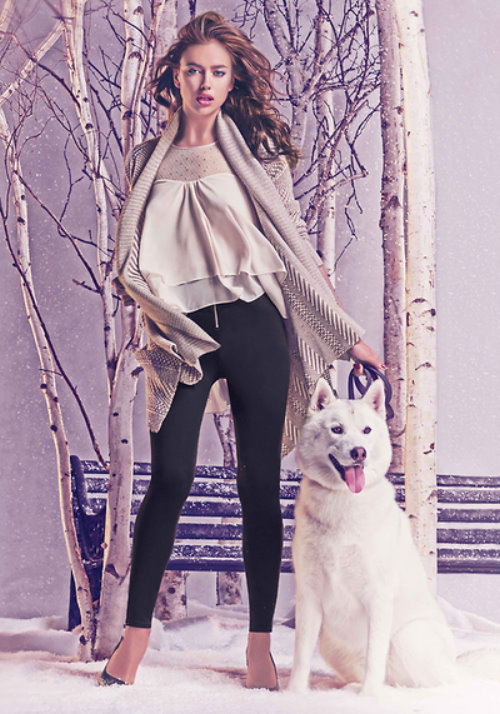 сексапильная девушка в черных легинсах с белым псом среди берез зимой