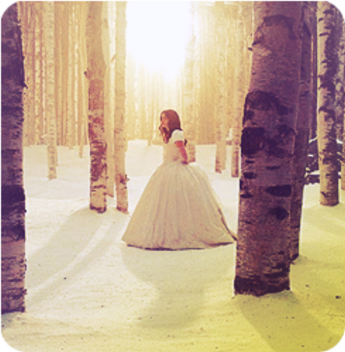 принцесса в пышном белом платье заблудилась в зимнем лесу
