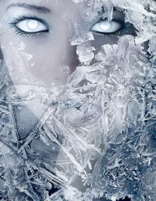 девушка среди морозных узоров с белыми замерзшими глазами