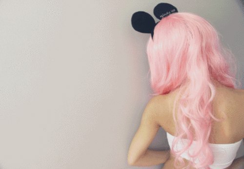 девушка с ушками Микки Мауса со спины в белой повязке на груди и в парике розового цвета