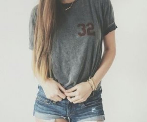 девушка в темно серой футболке 32 и коротких джинсовых шортах