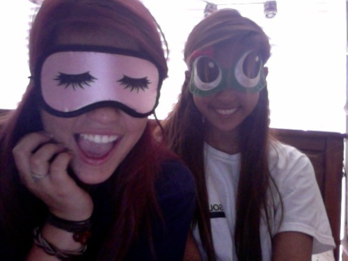 две девушки перед веб камерой дурачатся в смешных масках