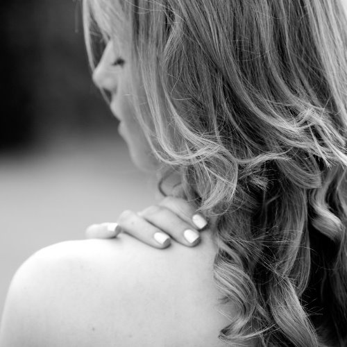 фото девушки со спины которая положила руку себе на плечо волосы вьются