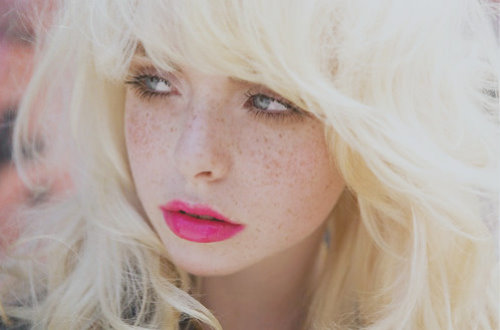 блондинка с серыми глазами и веснушками малиновая помада