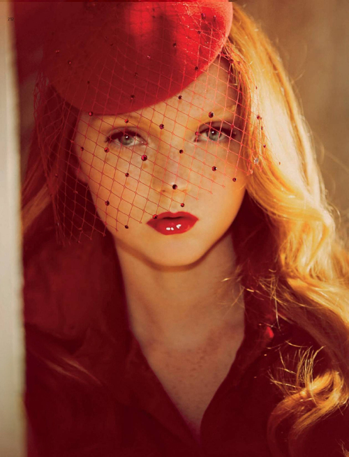 девушка с рыжими волосами с ярко красными блестящими губами, большими глазами под вуалью с грустным взглядом, веснушки в зоне декольте