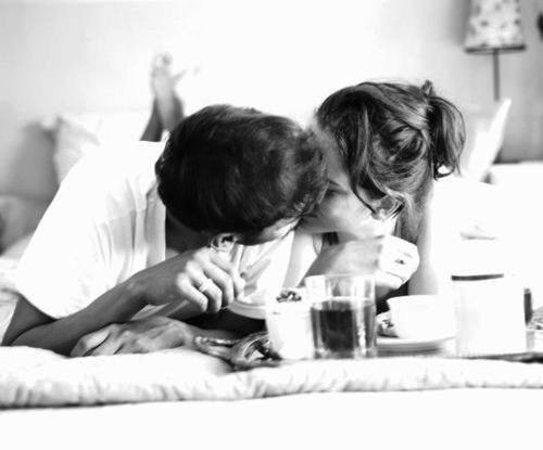 завтрак в постель, черно белое фото, поцелуи лежа на животе